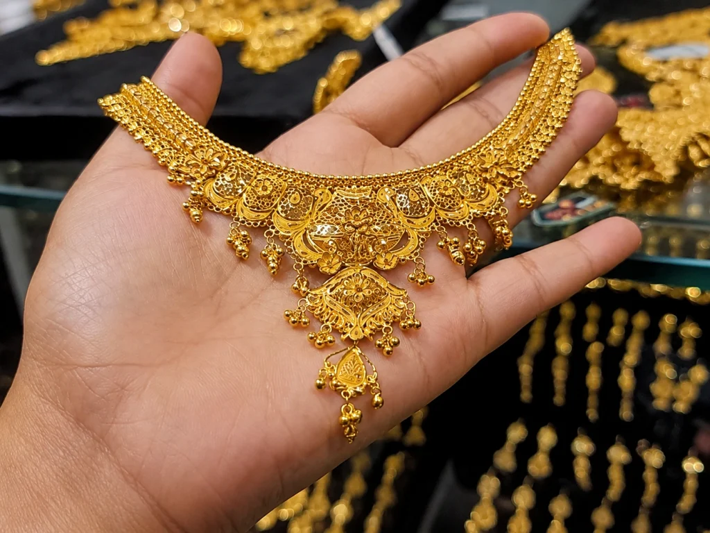 Gold Prices in Pakistan Fall Over Rs3,000 Per Tola Gold prices in Pakistan today — price board showing 24-karat gold at Rs471,762 per tola after Rs3,100 drop on June 1 2026