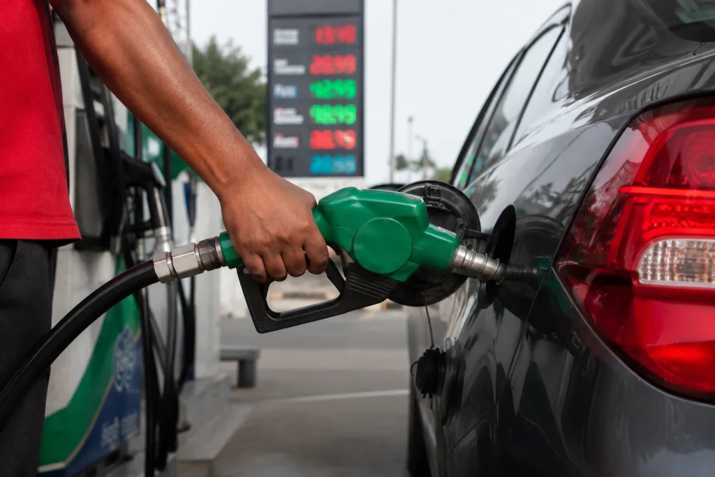 Petrol Price Cut Pakistan expected as petrol may drop Rs22 per litre and diesel Rs39 across Pakistan amid falling global oil prices and upcoming fuel review.